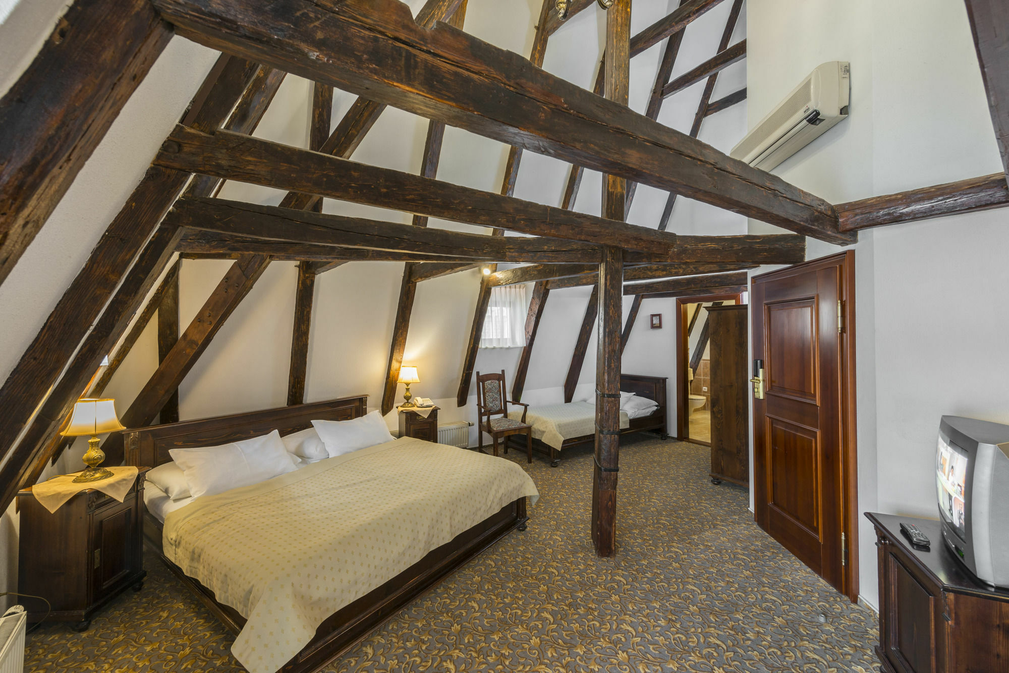 Отель Cerny Slon 4*